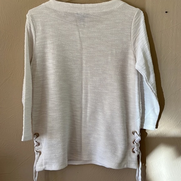 Joan’s New York signature textured white boatneck grommet with tie size Medium - Picture 5 of 11